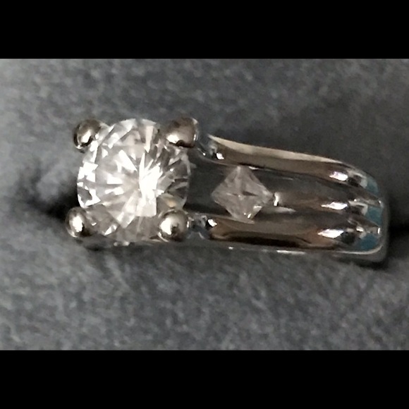 Silver Round Cut CZ Gem Ring 8 W/Gift Bag - Picture 2 of 7